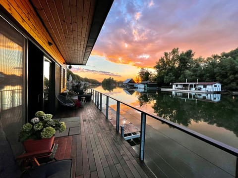 Property building, Balcony/Terrace, Lake view, River view, Sunrise, Sunset