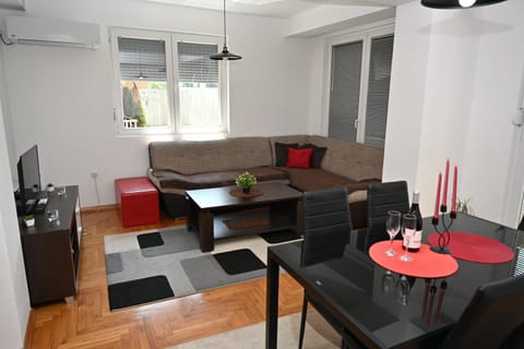 TV and multimedia, Living room, Seating area, Dining area, air conditioner