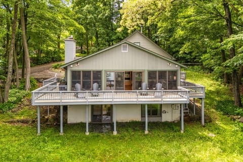 Overlook Chalet House in Hague
