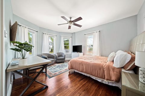 Communal lounge/ TV room, Bed, TV and multimedia, Living room, Photo of the whole room, Seating area, Bedroom