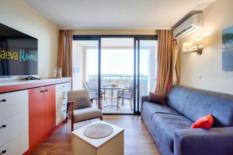 Bed, Living room, kitchen