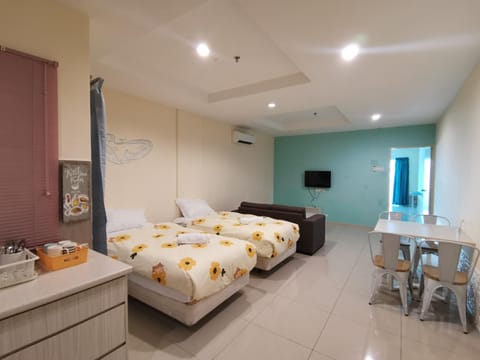Bed, TV and multimedia, Living room, Photo of the whole room, Dining area, air conditioner