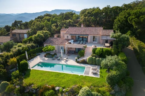 Property building, Natural landscape, Bird's eye view, Garden, Balcony/Terrace, Garden view, Mountain view, Swimming pool, sunbed