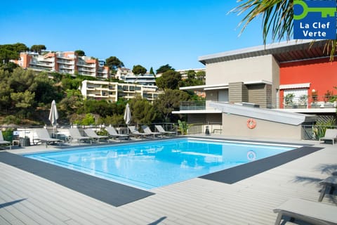 Property building, Day, Pool view, Swimming pool, sunbed