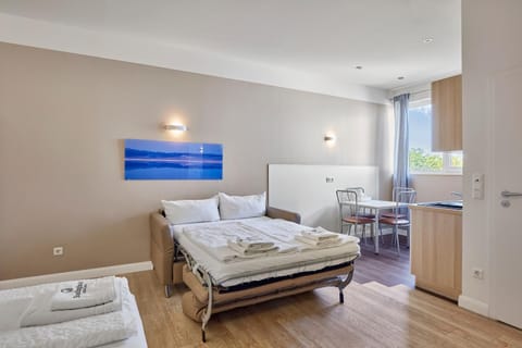 Bed, Photo of the whole room, Family