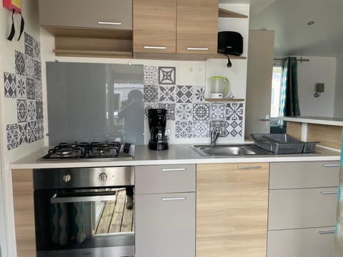 Kitchen or kitchenette, pet friendly, stove, toaster