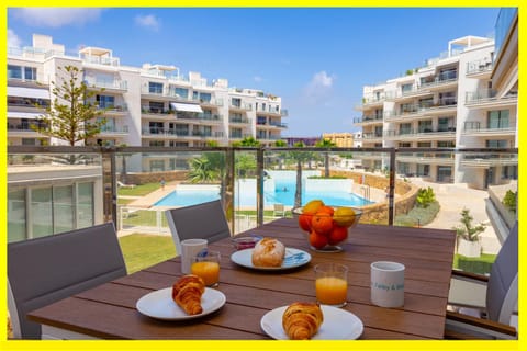Facade/entrance, Balcony/Terrace, Garden view, Swimming pool, Breakfast, sunbed
