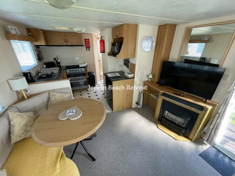 TV and multimedia, Kitchen or kitchenette, Living room, Seating area, Dining area