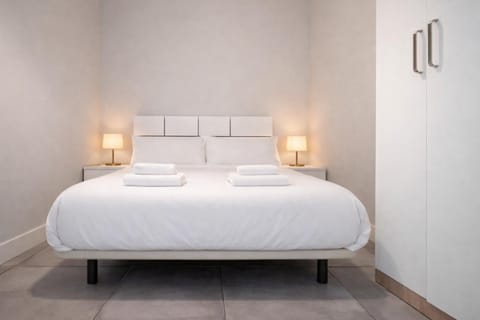 Bed, Bedroom, towels