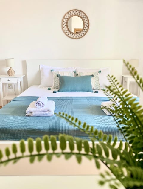 Bed, Decorative detail, Bedroom, towels