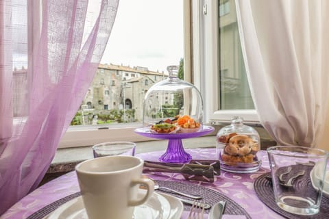 Bedroom, Breakfast
