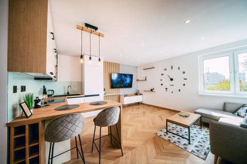 Kitchen or kitchenette, Living room, Lounge or bar, Seating area, Dining area, Communal kitchen