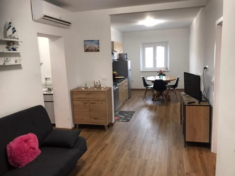 Kitchen or kitchenette, Dining area, hair dresser, air conditioner