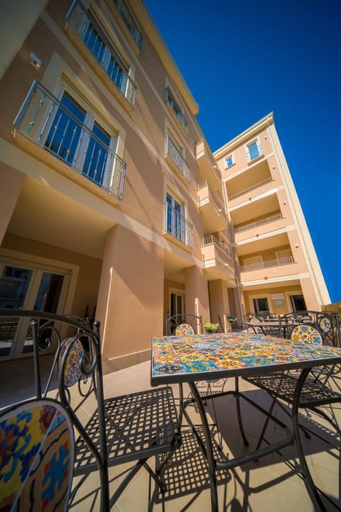 Patio, Facade/entrance