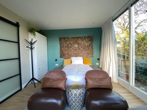 Bed, Photo of the whole room, Seating area, Bedroom