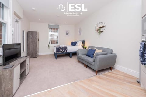 Seating area, Entertainment, hair dresser, wardrobe