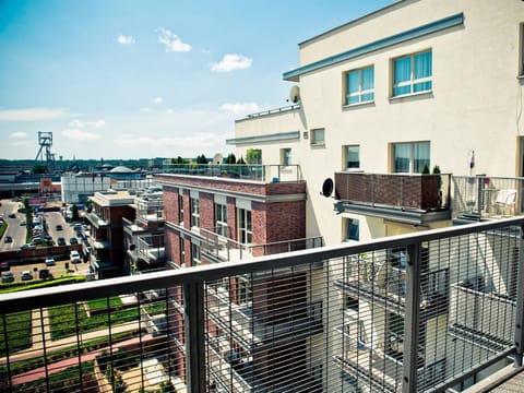 Neighbourhood, Balcony/Terrace, City view, Street view