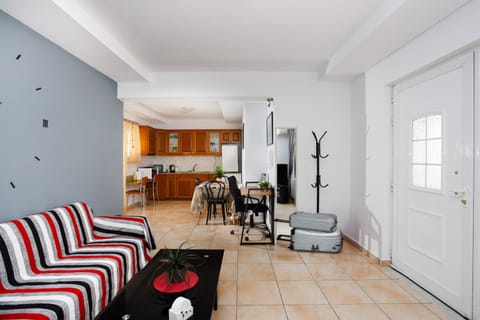Kitchen or kitchenette, Living room, Seating area, Dining area, stove