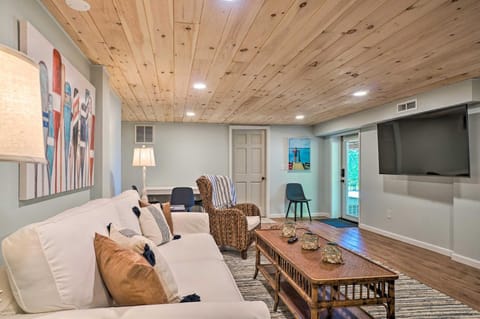 Hayesville Lake Getaway with Balcony and Mtn Views! House in Chatuge Lake