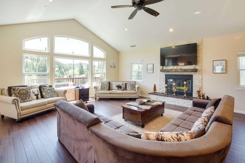 Lake Arrowhead Getaway with Decks and Game Room! House in Lake Arrowhead