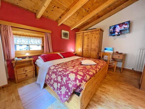 Bed, TV and multimedia, Bedroom