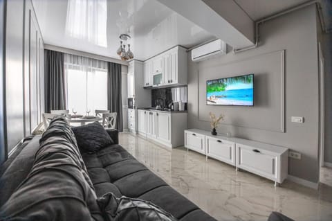 Communal lounge/ TV room, TV and multimedia, Living room, Seating area, Evening entertainment, air conditioner