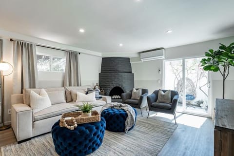 Living room, Seating area, air conditioner