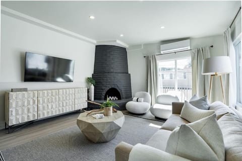 Communal lounge/ TV room, TV and multimedia, Living room, Seating area, Evening entertainment