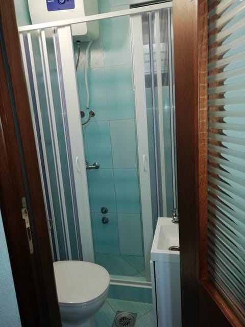 Shower, Toilet