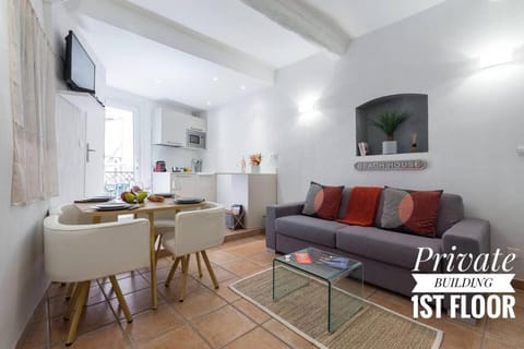 PRIVATE BUILDING, 4 APTS, UNIQUE AT NICE- OLD TOWN Apartment in Nice