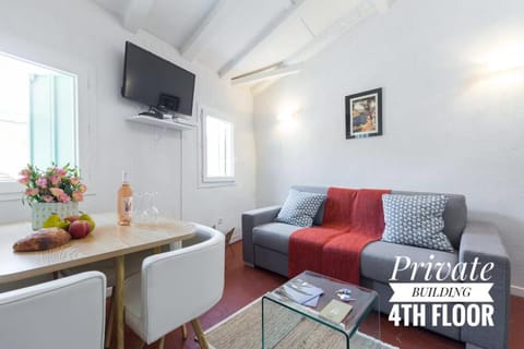 PRIVATE BUILDING, 4 APTS, UNIQUE AT NICE- OLD TOWN Apartment in Nice