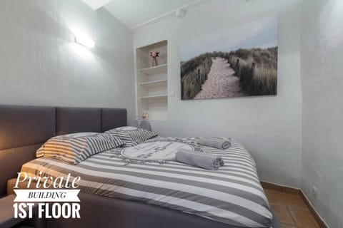 PRIVATE BUILDING, 4 APTS, UNIQUE AT NICE- OLD TOWN Apartment in Nice