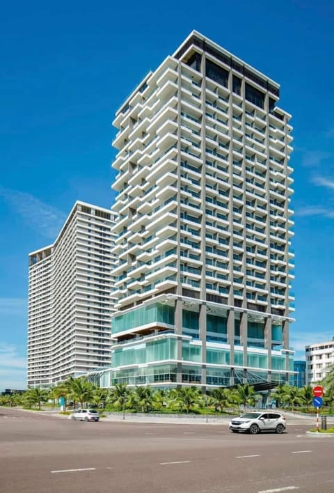 Property building, Day, City view, Location, Parking