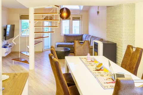 TV and multimedia, Living room, Dining area