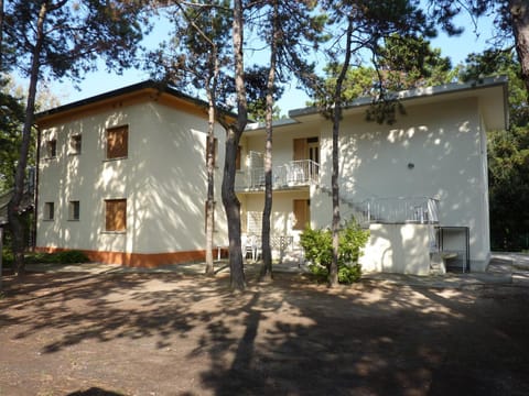 Property building, Facade/entrance, Garden, Parking