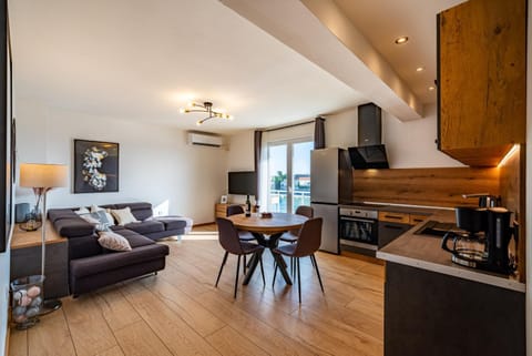 Balcony/Terrace, Kitchen or kitchenette, Living room, Seating area, Dining area, City view, Sea view