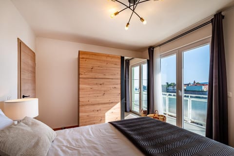 Bed, Balcony/Terrace, Photo of the whole room, Bedroom