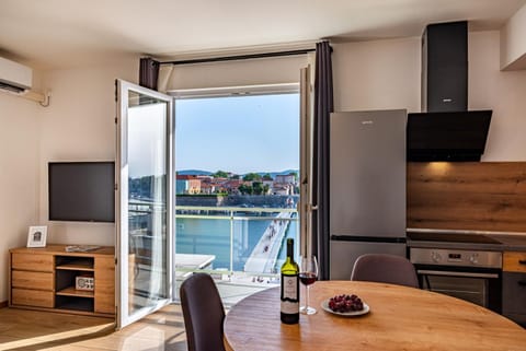 TV and multimedia, Dining area, City view, Sea view, kitchen