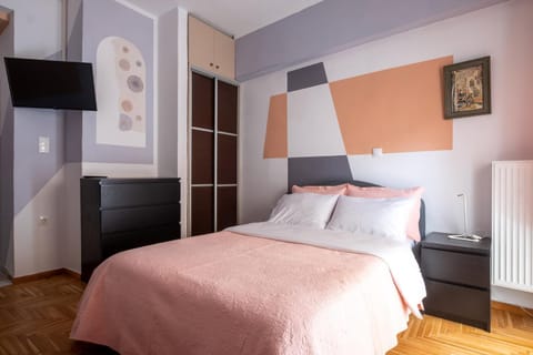 Bed, TV and multimedia, wardrobe