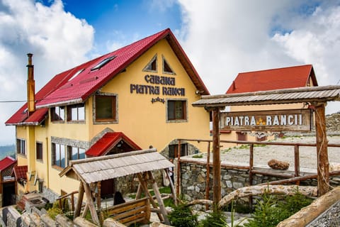 Property building, Communal lounge/ TV room, People, Natural landscape, BBQ facilities, Balcony/Terrace, Evening entertainment, Communal kitchen, Area and facilities, Entertainment