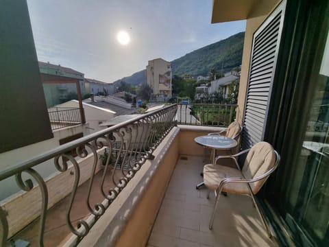 Balcony/Terrace, Mountain view