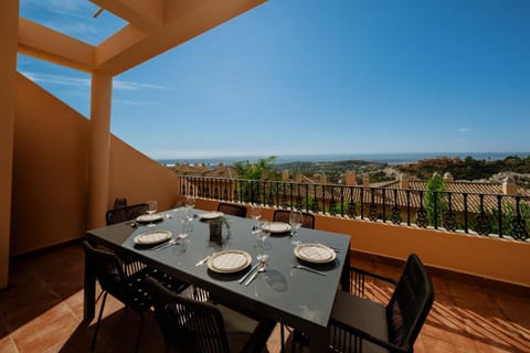 Natural landscape, View (from property/room), Balcony/Terrace, Dining area, Mountain view