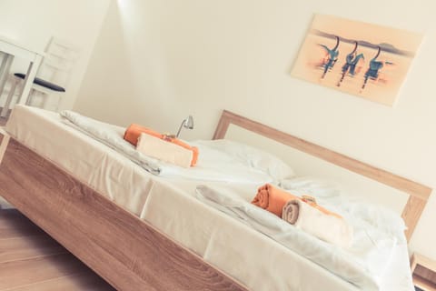 Bed, Bedroom, towels