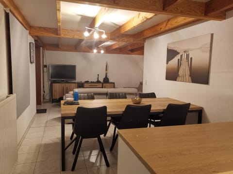 TV and multimedia, Seating area, Dining area