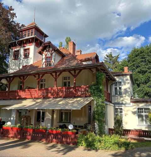 Property building, Restaurant/places to eat, Day