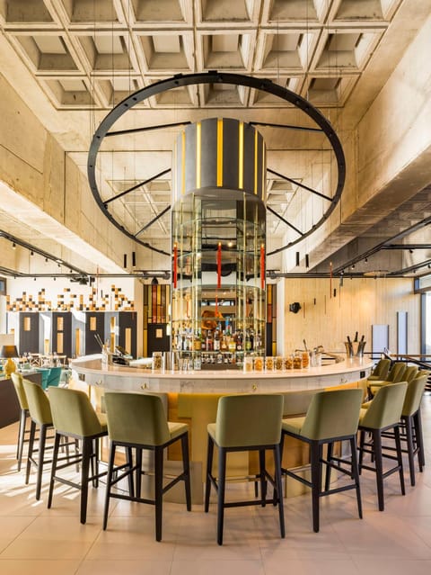 Restaurant/places to eat, Lounge or bar, Food and drinks, Banquet/Function facilities, Drinks