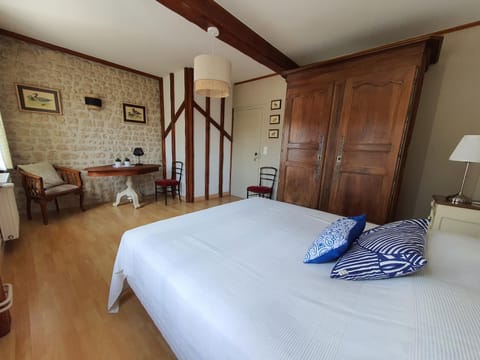 Bed, Photo of the whole room, Seating area, wardrobe