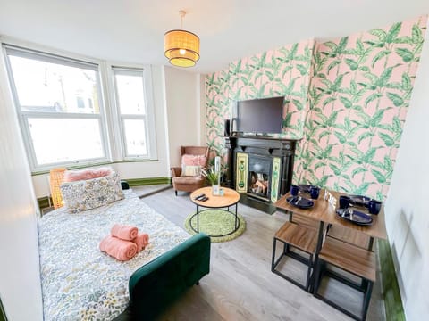 Communal lounge/ TV room, Bed, TV and multimedia, Living room, Photo of the whole room, Seating area, Evening entertainment
