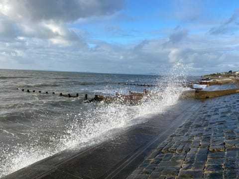 Stunning Pet-Friendly Home with Hot Tub less than one minute walk from Barmouth Beach House in Barmouth