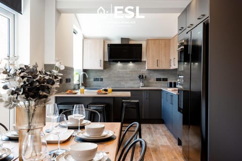 Dining area, Kids's club, dishwasher, stove, kitchen